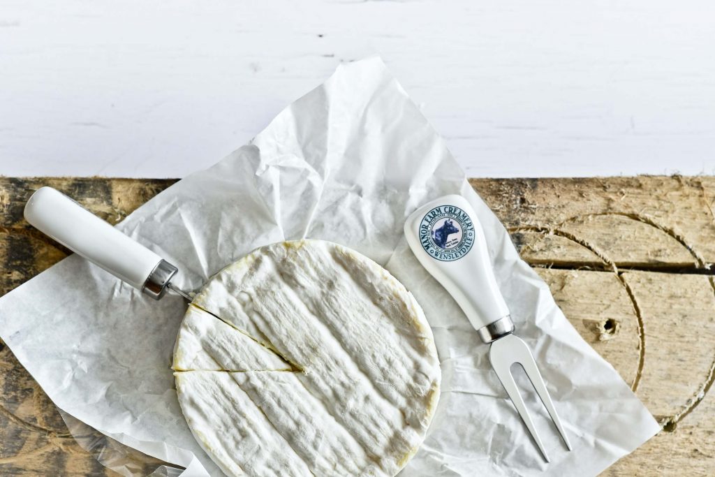 Fromage de Brie, connu pour sa texture douce et veloutée.