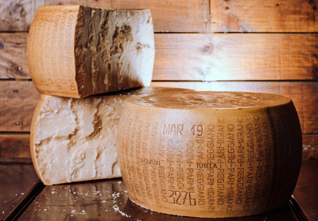 Deux meules de Parmigiano Reggiano, représentant le fromage italien emblématique.