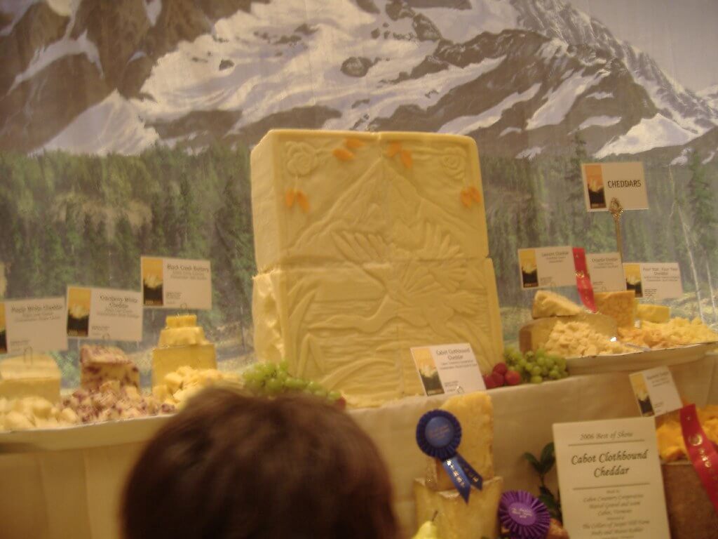 Sculpture réalisée à partir de fromage, mettant en valeur la créativité de l'art culinaire.